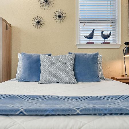 Retro Retreat In Dtsp - Explore The Downtown Area Sint-Petersburg Buitenkant foto